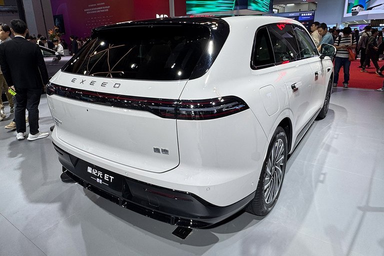 Hvid SUV bagfra.