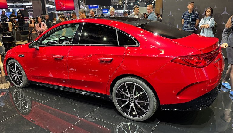 Rød Mercedes skråt bagfra.