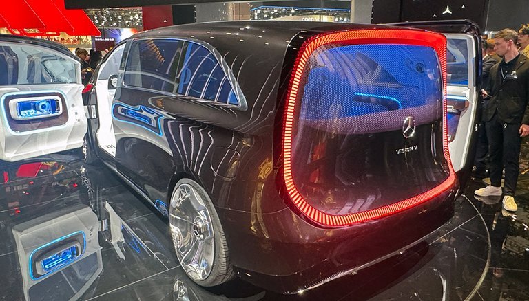 Mercedes minibus bagfra med rødt lygtebånd hele vejen rundt.