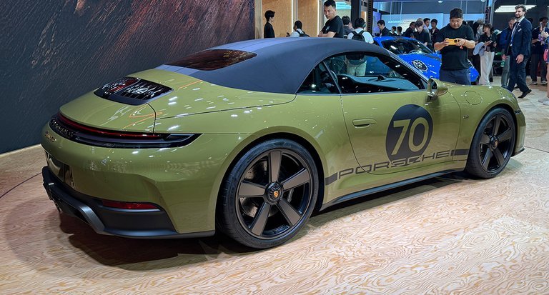 Grøn Porsche 911 bagfra.