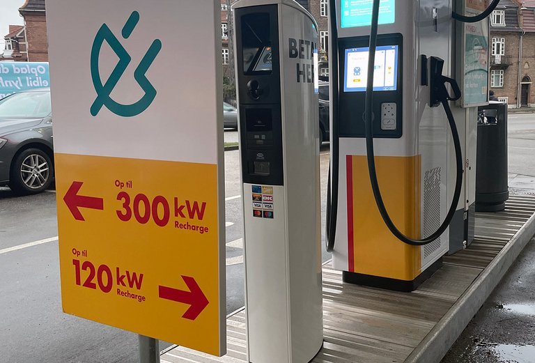 Shell-stationerne får i første omgang en kombineret ladestander, der på den ene side kan give 300 kW og på den anden 120 (senere 150). Der er dog maks. 300 kW til deling.