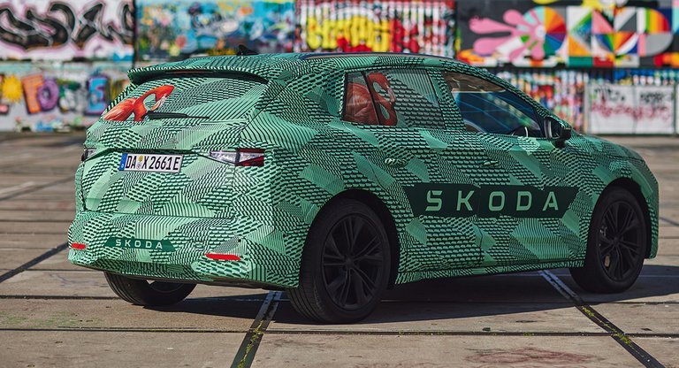 Grøn kamufleret Skoda Elroq bag fra.