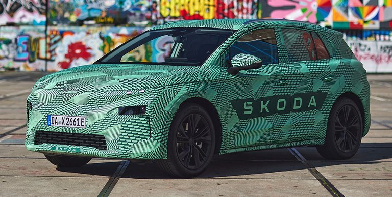 Grøn Skoda Elroq skråt forfra.