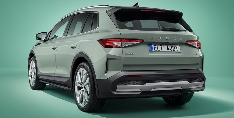 Skoda Elroq bagfra med grøn baggrund.