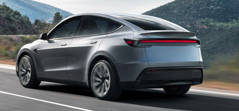 Tesla Model Y på landevej set bagfra.