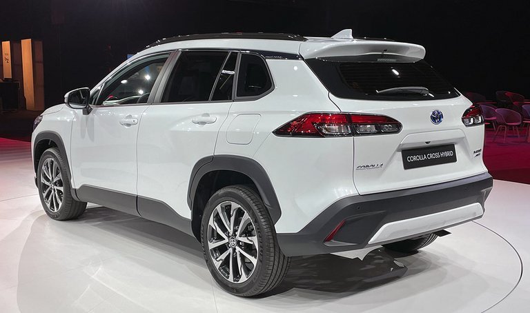 Toyota Corolla Cross er lidt større end C-HR og er meget mere afdæmpet i designet.