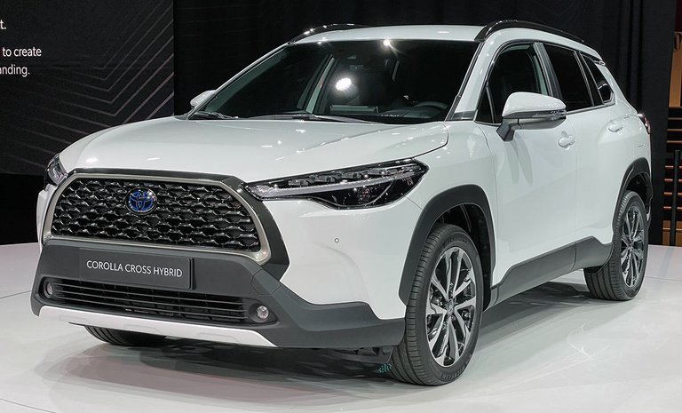 Fortil er Corolla Cross ikke lige frem anonym, men den enorme grill virker lidt uharmonisk i forhold til det selvudslettende bagparti.