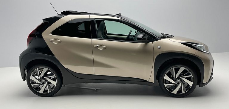 Aygo X er 24 cm længere end Aygo, og akselafstanden er øget med 9 cm. Aygo X er bygget på en formindsket udgave af platformen til Yaris og Yaris Cross.