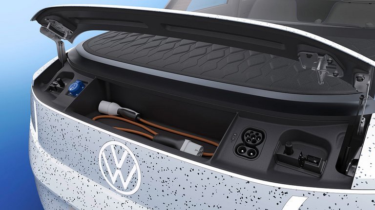VW ID.Life har et lille bagagerum foran, ofte kaldet en frunk. Her kan ladekablet fint ligge. Men det virker ikke praktisk at have ladestikket under hjelmen.