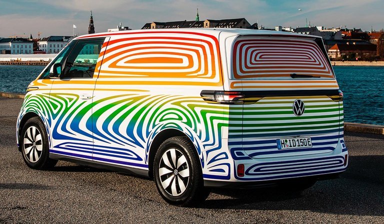 ID. Buzz har som personbil skydedøre i begge sider. De kan i nogle udgaver betjenes elektrisk. Her er det en varevogns-udgave, der som standard kun har skydedør i højre side. Varevognen har desuden sidehængslede bagdøre; personbilen har almindelig bagklap.
