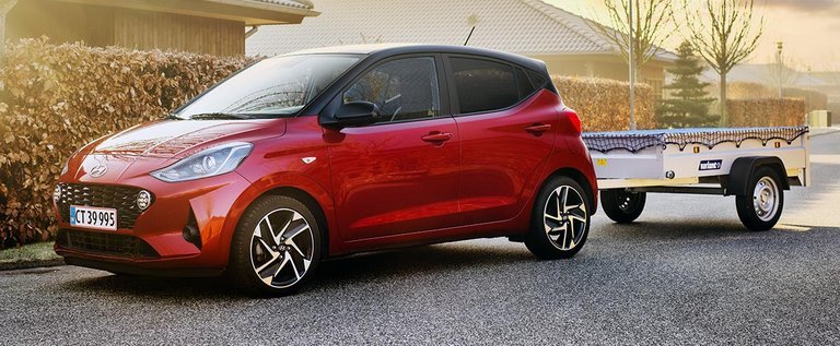 Hyundai i10 blev den mest solgte bil i april. Mikrobilen fås nu med anhængertræk.