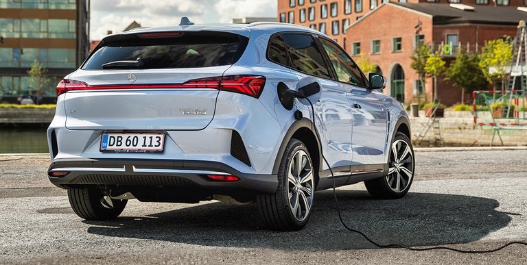 Bagklappen er elektrisk betjent og kan på topudgaverne åbnes ved at vippe med foden under bagenden af bilen.