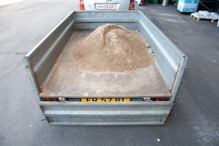 Sådan ser ca. 40 skovlfulde grus ud i en havetrailer