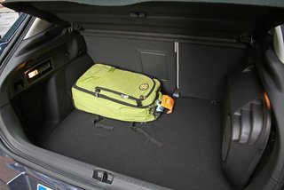 Bagagerummet er vokset fra 345 til reelle 408 liter begge tal for modeller uden reservehjul. Den store kasse til højre huser en stor bashøjttaler, som er irrelevant ekstraudstyr.