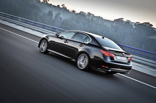 Bagfra giver de skrå LED-baglygter mindelser om f.eks. Audi A6, som også er en af de nærmeste konkurrenter.
