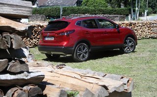 Bagtil har Qashqai fået ny kofanger i to versioner afhængig af udstyrsversion. Lygterne er med LED, dog ikke blinklyset. Foto: Torben Arent, FDM