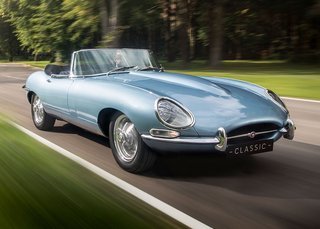 Jaguar har markeret sin nye udmelding om kun at bygge elektrificerede biler i fremtiden med en ombygget udgave af den klassiske E-Type fra 1968. Fotos: Jaguar