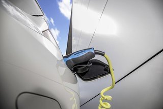 Mercedes-Benz har sat strømstikket i bageste højre kofanger på alle sine opladningshybrider. Argument: det passer bedst til smalle europæiske garager, hvor man klemmer bilen op ad højre væg, føreren snubler ikke over kablet, og det er et af de mindst beskidte steder på bilen.