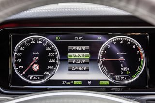 Føreren kan vælge fire grundindstillinger. Hybrid er standard og er automatisk samspil mellem el og benzin, E-mode er ren eldrift, E-save betyder, at man gemmer strømmen til senere, og Charge betyder ladning vha. benzinmotoren.