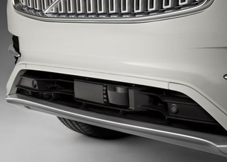 Volvoerne har et væld af sensorer, som er mere diskret integreret i bilen end f.eks. Ubers Volvo-biler og Googles. I panelet her sidder bl.a. en lidar - det mest præcise udstyr til at vurdere omgivelserne.