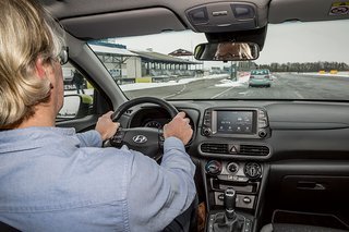 Nødbremsetest i mini-SUV