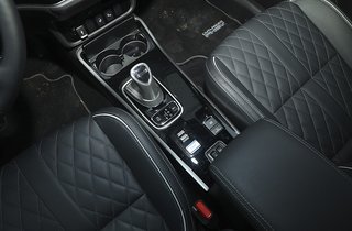 Gearstangen er spøjst udformet som en joystick i Mitsubishi Outlander