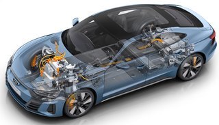 E-tron GT har batteriet i bunden og motor ved hver aksel. En version kun med baghjulstræk kommer formentlig senere.