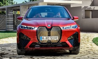 Integreret i BMW-nyrerne findes et hav af sensorer, bl.a. kameraer og radar. Forlygterne er de smalleste nogensinde på en serieproduceret BMW.