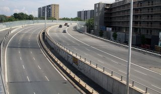 Bispeengbuen i København er en sekssporet motorgade på piller. Københavns Kommune vil rive den ene halvdel del. Staten betaler nu for en undersøgelse af konsekvenserne.