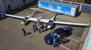 Brintfly og brintbilen Toyota Mirai.