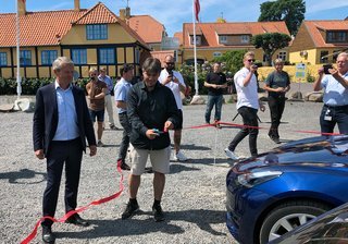 Ladenetværket blev indviet 24. juni af FDMs adm.dir. Thomas Møller Thomsen (tv) og viceborgmester i Bornholms Regionskommune, Morten Riis.