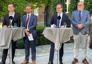 Finansminister Nicolai Wammen (nr. to fra højre) førte ordet, da regeringen fremlagde den store plan, der er forhandlet på plads med hele Folketinget.