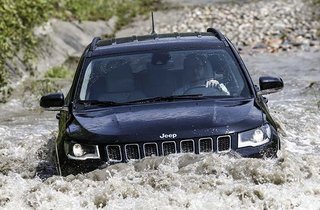 Jeep Compass i vandet
