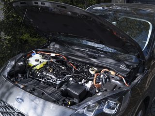 Bil med åben motorhjelm