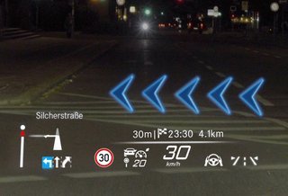 S-klassens headup-display er udvidet med det, der kaldes 'augmented reality', hvor hvor symbolerne ser ud til at være ude i virkeligheden.