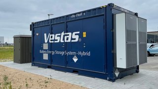 I denne container gemmer sig et batteri på 650 kWh. Det oplades, når en bestemt vindmølle producerer strøm.