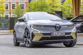 Renault Megane kører ud fra en ladestation