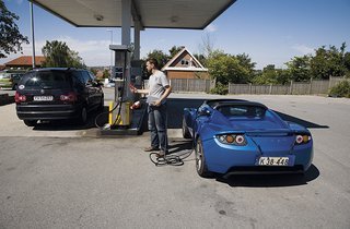Der er endnu ingen ladestationer herhjemme, så servicestationen fungerer blot som kiosk og toilet.