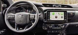 Førerpladsen er opdateret med ottetommer skærm i midten samt et nydesignet instrumenthus. Der er Apple Carplay og Android Auto.