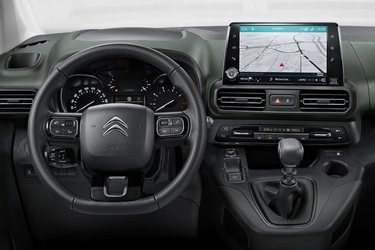 Førerpladsen er udmærket med mulighed for op til otte tommers skærm med Apple Car Play. Trådløs telefonladning fås, men fralægningsplads til småting, usb-stik og kopholdere er en mangelvare.