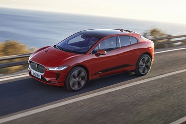 Designet lægger sig i sporet fra både E-Pace og F-Pace, og bilen kan bedst betegnes som en sportslig SUV.