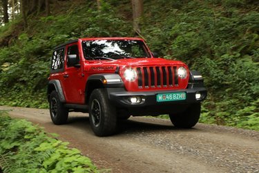 Wrangler holder fast i formerne, men nedenunder er meget ændret. Blandt andet er alle motorer nu firecylindrede. Firehjulstrækket har man holdt fast i.