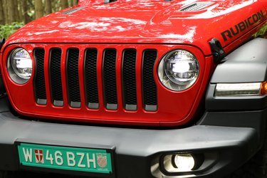 Kølergitteret og de runde forlygter skal minde en om Willys Jeep, men selvom designet er retro, så er forlygterne helt moderne LED-lygter.