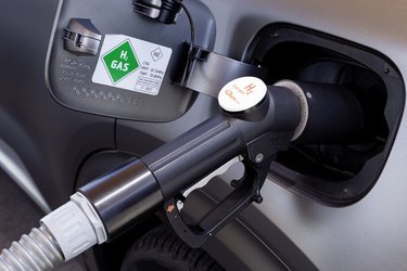 Det tager ca. fem minutter at tanke bilen helt op med brint. Så kan man køre 666 km ifølge den nye WLTP-norm. Danmark har i alt 10 tanke og er dermed eneste land i verden med et landsdækkende net af stationer (på nær Bornholm og dermed Nexø).