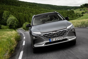 Hyundai Nexo er fra starten skabt som en brintbil. Der er tale om en ret stor SUV, der skal sælges i hele verden. Danmark er i den forbindelse et vigtigt marked, og bilen er opkaldt efter den bornholmske by, Nexø.