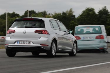 VW Golf er løbende blevet opdateret med det nyeste sikkerhedsudstyr. På FDM Jyllandsringen kunne den selv bremse helt op, for den ramte forhindringen, med op til 40 km/t.