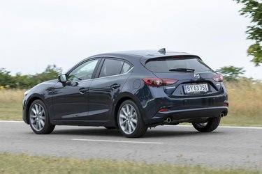 Mazda 3 har en del år på bagen, men designet er stadig skarpt og friskt. Vi har her testet den i topudgaven, Optimum med benzinmotor og automatgear.