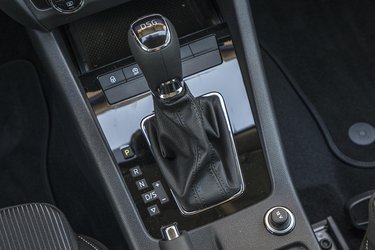 Skoda anvender samme syvtrins dobbeltkoblingsgearkasse som den vi kender fra VW (DSG). Merprisen er ret lille, og samlet set er det en meget anbefalelsesværdig løsning. Gearskiftet fungerer smidigt og blødt, og også med denne nye 1.5-liters motor er oplevelsen på et meget højt niveau. Vi savner dog skiftegreb bag rattet.
