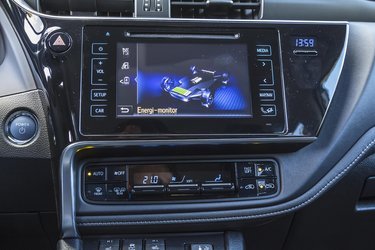 Det er sjovt at følge med i energi-flowet, når man kører i Auris Hybrid. Når man bremser eller kører ned ad bakke lades batteriet op, mens strømmen går den anden vej, når man accelererer hårdt. I blandt kan den køre på el alene, hvis man er rolig med speederen.
