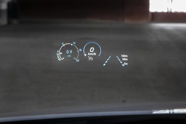 Headup-display er ekstraudstyr. Tekst og tal fremstår tydeligt lige i synsfeltet på forruden.